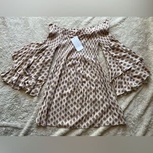 Patterned strapless, above the knee dress